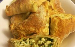 Луковые пирожки из слоеного теста