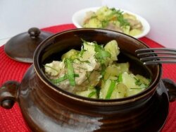 Свинина со сметаной и картофелем в горшочке