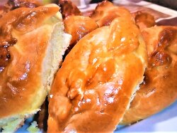 Быстрые дрожжевые пирожки на кефире с творогом