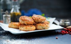 Пышные оладьи из куриной печени с манкой на сковороде