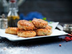 Пышные оладьи из куриной печени с манкой на сковороде