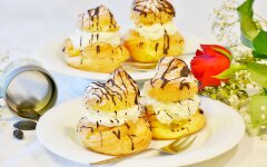 Профитроли с банановым кремом и шоколадным соусом