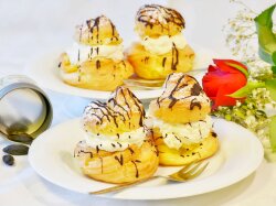 Профитроли с банановым кремом и шоколадным соусом