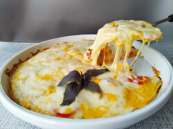 Быстрая сырная пицца на бездрожжевом тесте на сметане