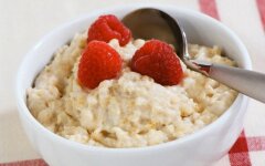 Овсяная каша с молоком и маслом на завтрак