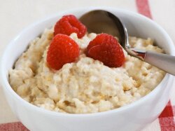 Овсяная каша с молоком и маслом на завтрак