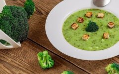 Суп-пюре из брокколи с кешью и гренками