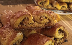 Слоеное печенье Ушки с грецким орехом из готового теста