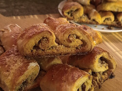 Слоеное печенье Ушки с грецким орехом из готового теста