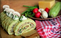 Рулет из кабачка с сыром и шампиньонами