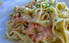 Феттучини с красной рыбой и помидорами