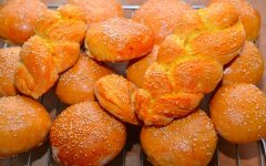 Дрожжевые пирожки с изюмом и творогом