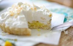 Нежное пирожное с бананово-кокосовой  начинкой