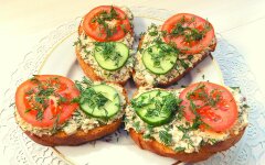 Бутерброды с рыбными консервами и яйцом на праздничный стол
