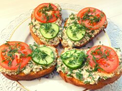 Бутерброды с рыбными консервами и яйцом на праздничный стол