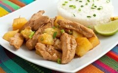 Куриная грудка карри с ананасами и помидорами