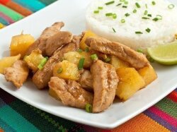 Куриная грудка карри с ананасами и помидорами