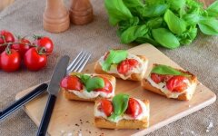 Брускетта с черри и творожным сыром