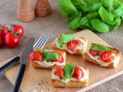 Брускетта с черри и творожным сыром