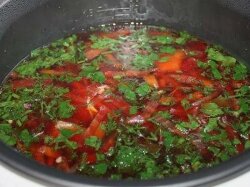 Свекольник на курином бульоне с яйцом в мультиварке