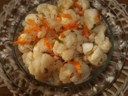 Цветная капуста с морковкой, маринованная по-корейски