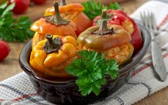 Перец фаршированный куриным фаршем в сметанном соусе