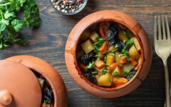 Телятина с картофелем и черносливом в горшочках
