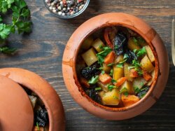 Телятина с картофелем и черносливом в горшочках