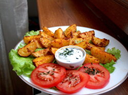 Картофель по-деревенски или айдахо со сметанно-чесночным соусом