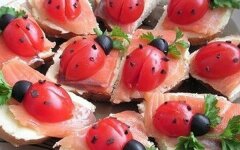 Бутерброды «Божьи коровки» с красной рыбой и помидорами