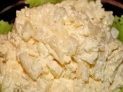 Салат с куриной грудкой, сыром и ананасами