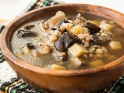 Суп с сушеными грибами и перловкой в мультиварке