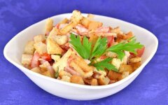 Салат из варено-копченой грудинки с помидорами и сухариками