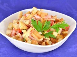 Салат из варено-копченой грудинки с помидорами и сухариками