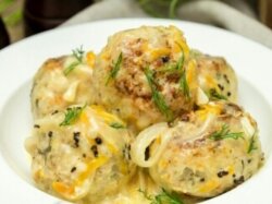 Ежики в сметанно-томатном соусе на сковороде