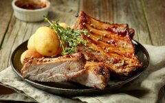 Свиные ребра с картофелем в горшочках