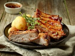 Свиные ребра с картофелем в горшочках