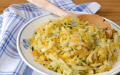 Тушеная капуста с помидорами, чесноком и зеленью