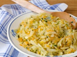 Тушеная капуста с помидорами, чесноком и зеленью