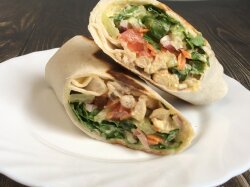 Шаурма в тортилье с курицей и белым соусом
