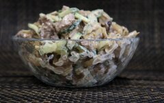Салат из куриной печени со свежим огурцом и луком