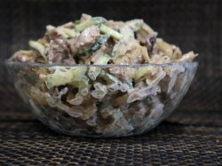 Салат из куриной печени со свежим огурцом и луком