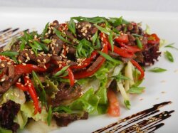 Тайский теплый салат с говядиной и пекинской капустой