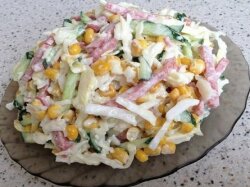 Салат со свежей капустой и копченой колбасой
