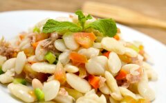 Салат из свиного сердца с фасолью и свежим огурцом