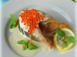 Филе лосося на гриле в сливочном соусе с красной икрой