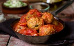 Мясные тефтели в сметанном соусе с овощами