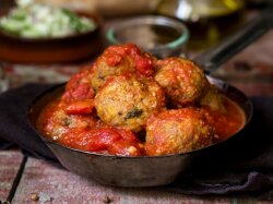 Мясные тефтели в сметанном соусе с овощами