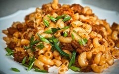 Макароны по-флотски с фаршем и чесноком