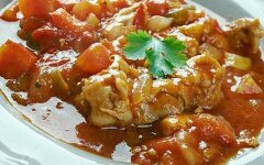 Гуляш из курицы с грибами в сметанной заправке